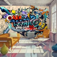 Dzīvojamās istabas dizains ar grafiti uz sienas