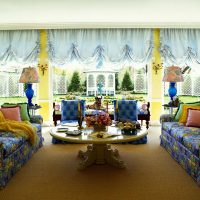 Interiér obývacího pokoje se dvěma barevnými pohovkami