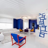 Luxusní židle ve světlém obývacím pokoji