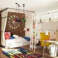 Dětský pokoj s postelí ve druhém patře