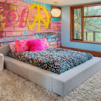 Graffiti op een slaapkamermuur van een tienermeisje