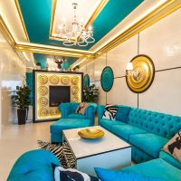 Turquoise meubels in een witte woonkamer