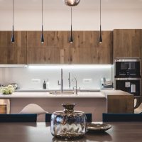 Dapur minimalis dengan facades kayu