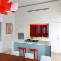 Dapur putih dengan aksen merah