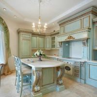 Zila krāsa klasiskā stila virtuvē