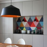 Vícebarevné trojúhelníky na kuchyňské zástěře