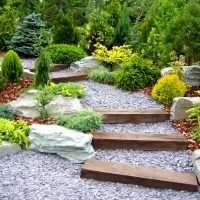 Zahradní schodiště ze dřeva a jemného kamene