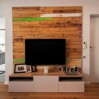Hiasan dinding aksen kayu di ruang tamu