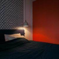 Lampa cu pandantiv peste capul patului