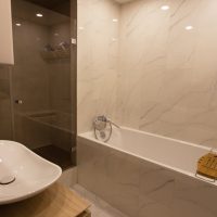 Marmeren keramische tegels in de badkamer