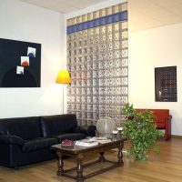 Glasblokken in het interieur van een moderne woonkamer