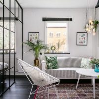 Malý obývací pokoj s jedním oknem