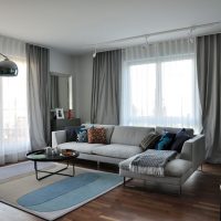 Rohový obývací pokoj se dvěma okny.