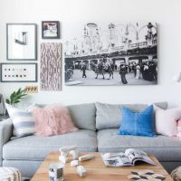 Velká černobílá fotografie na stěně obývacího pokoje