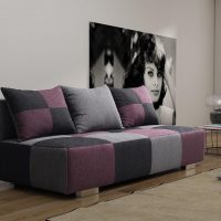 Sofa dengan upholsteri tiga warna di ruang tamu sebuah rumah panel