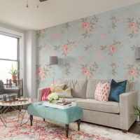 Nástěnná dekorace obývacího pokoje s květinovými tapetami
