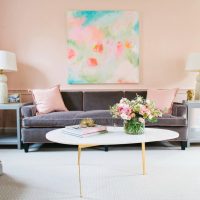 Designový obývací pokoj s růžovými stěnami