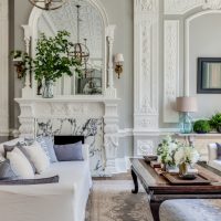 Klasiskā stila viesistaba ar diviem dīvāniem