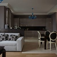 Dzīvojamās istabas dizains ar brūnām sienām.