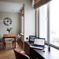 Un birou cu pervaz într-un apartament modern