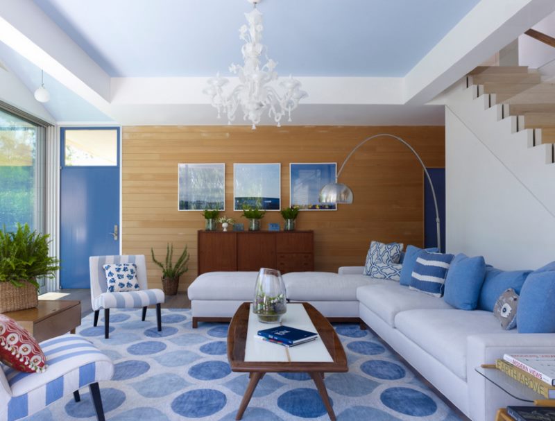 Obývací pokoj design s modrým schodištěm