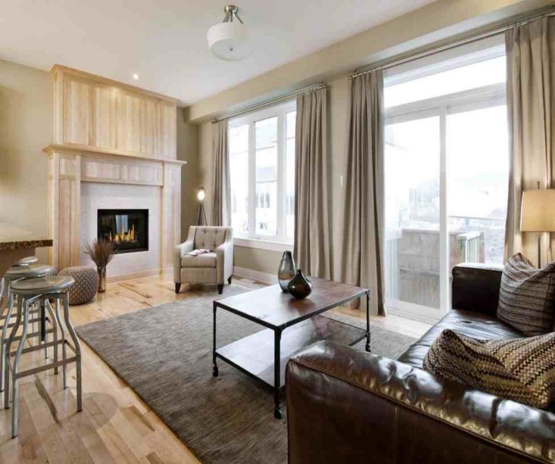 Dzīvojamās istabas dizains ar diviem logiem vienā pusē