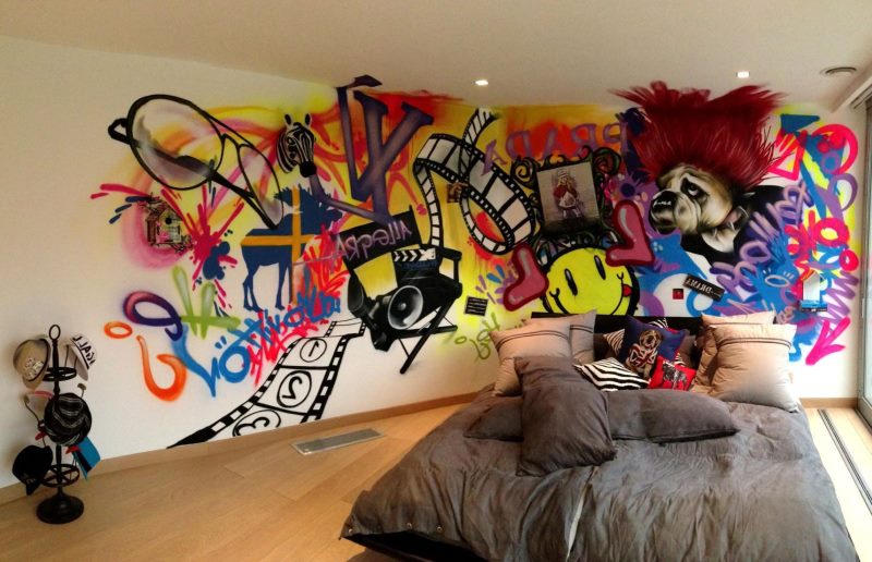 Interiorul dormitorului de tineret în stil kitsch.