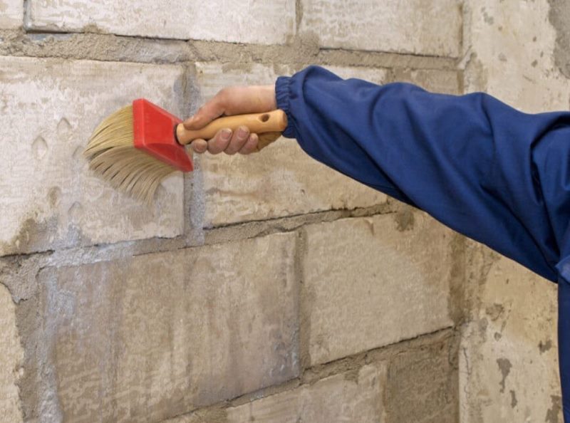 Fă-ți singur amorsând un zid de cărămidă
