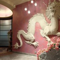Sculptura dragonului pe peretele livingului