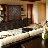Laci dada kayu dalam gaya oriental