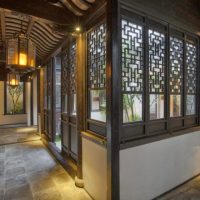 Decorarea ferestrei unei case private cu decorațiuni din lemn