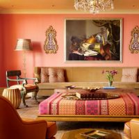 Peretele roz pal în sufrageria unei case de țară