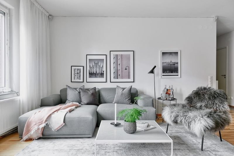 Světle šedý koberec v podlaze obývacího pokoje