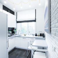 Nelielas virtuves dizains baltā krāsā