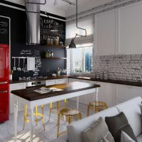 Rode koelkast in een moderne keuken