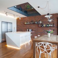Cucina design con finestra nel soffitto