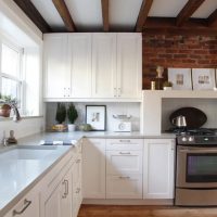 Medinės sijos ant baltų virtuvės lubų