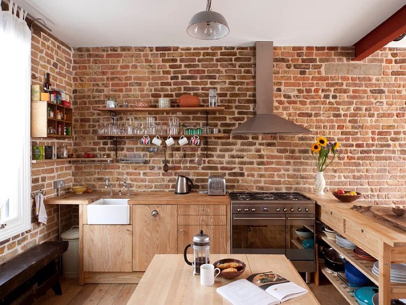 Mobilier de bucătărie din lemn cu perete de cărămidă