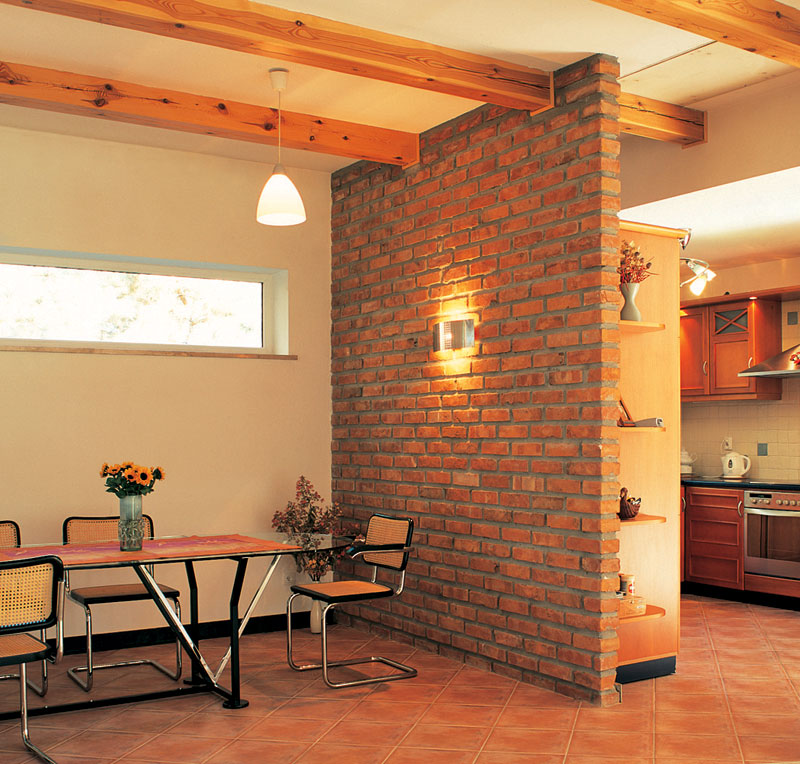Cihlová zeď v interiéru kuchyně