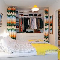 Almari pakaian di bilik tidur pangsapuri kecil