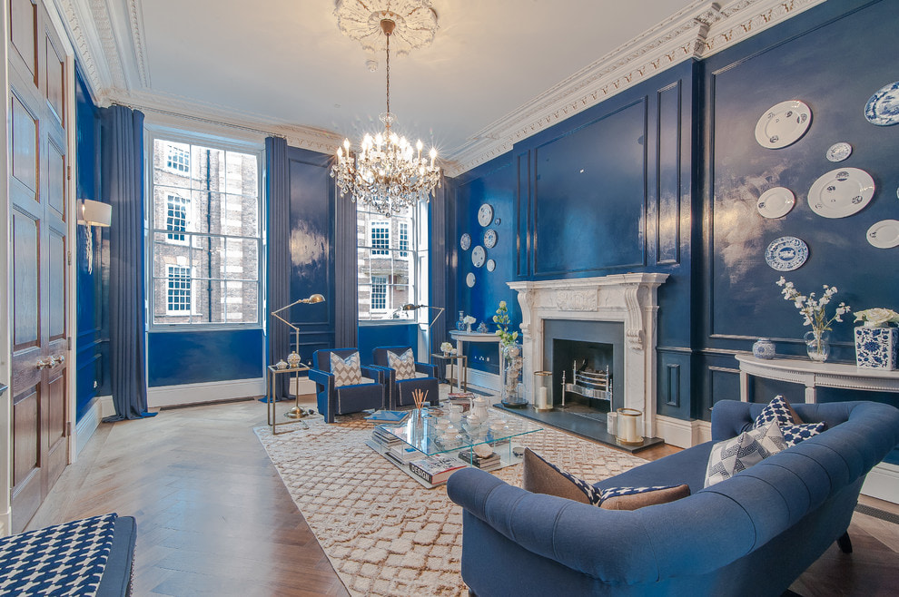 Klasický design obývacího pokoje s modrými stěnami.