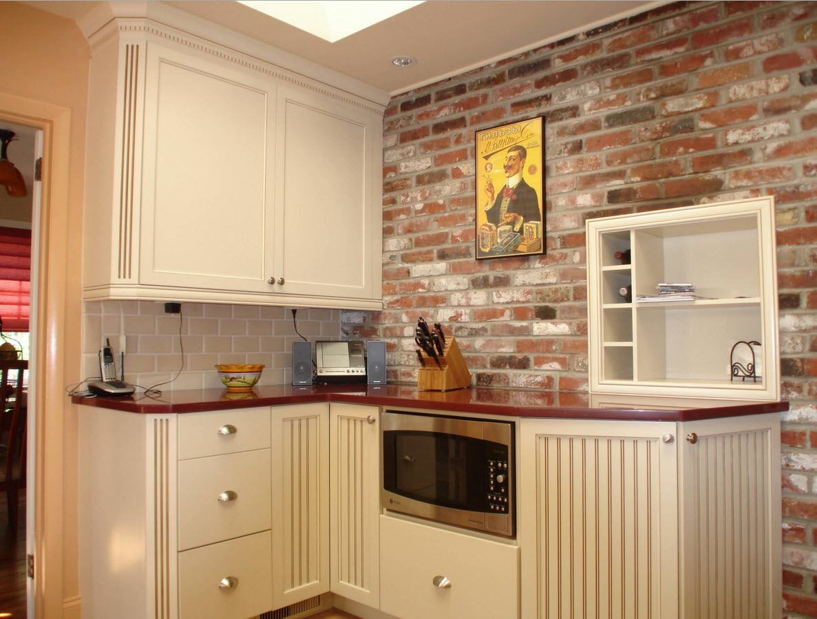Dapur penjuru dengan dinding bata.