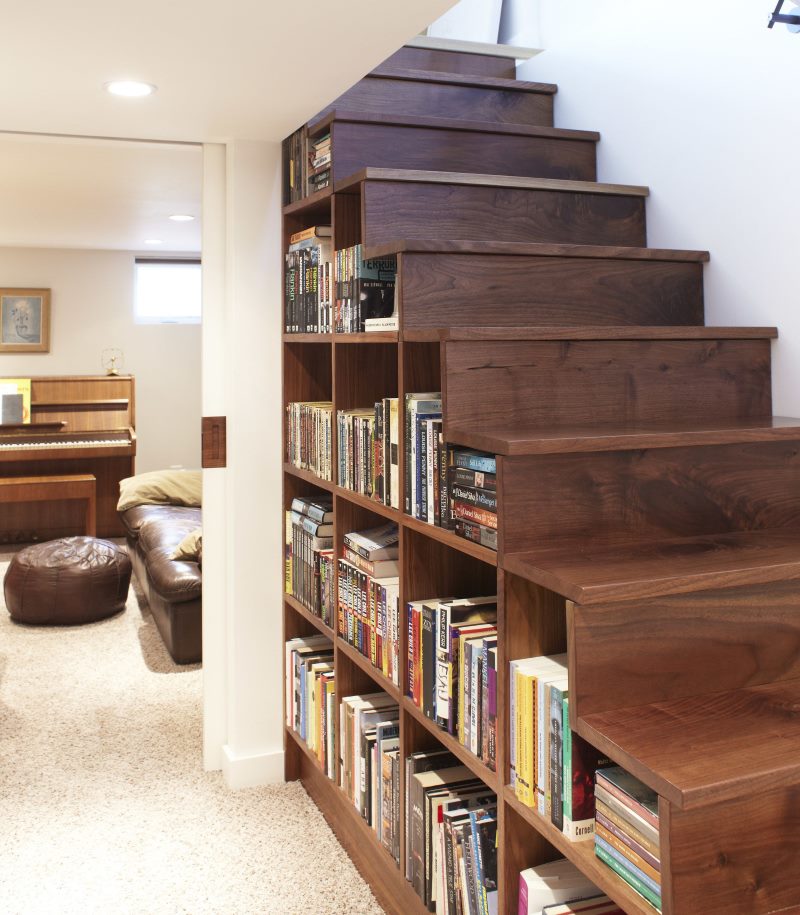 Rafturi de cărți sub scările până la etajul doi al unei case private