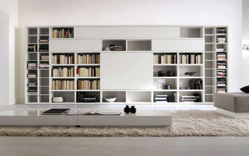 Lange boekenkast in wit