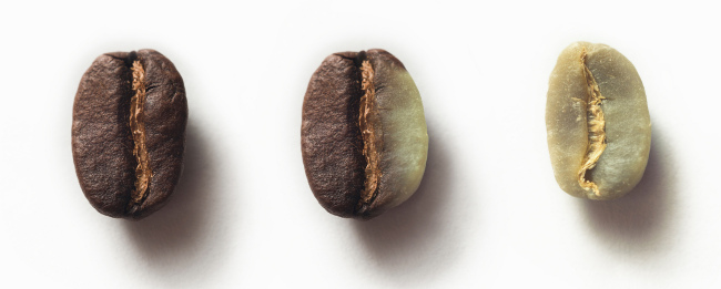 Kávová zrna různého stupně pražení