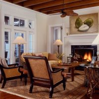 scaune din lemn pe covorul din sufragerie