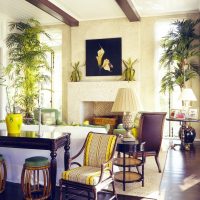 Palmy v interiéru moderního obývacího pokoje
