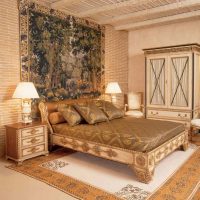 Dřevěná postel s vyřezávanými vzory