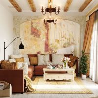 interiér obývacího pokoje s freskami na zdi