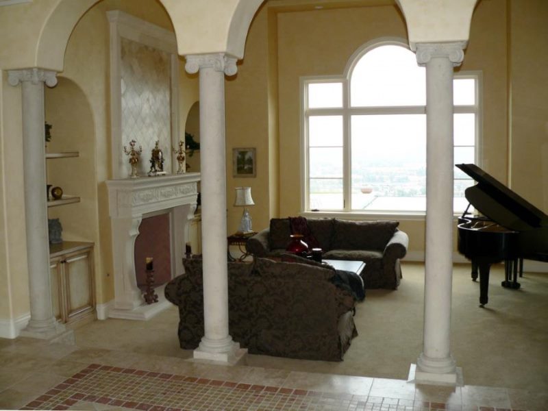 Klassieke woonkamer met pilaren
